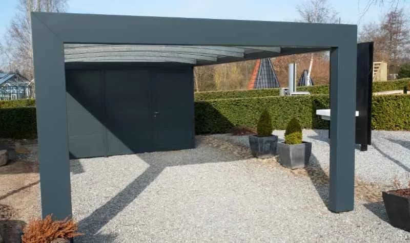 Carport aus Metall mit Flachdach neben einem Wohnhaus