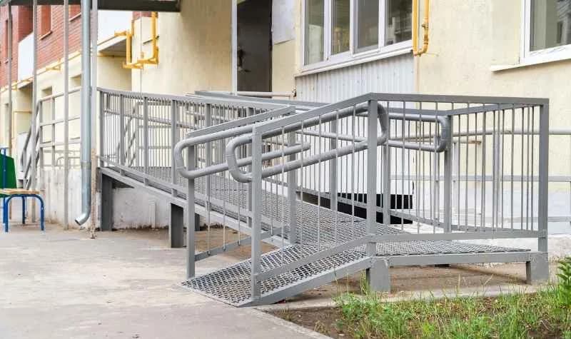 Rampe aus Edelstahl mit Geländer an einem Gebäudeeingang