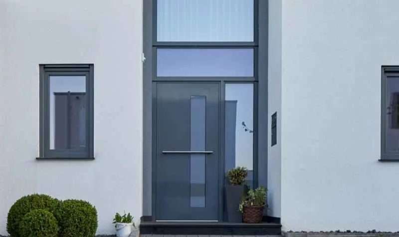 Moderne Eingangstür aus Metall mit seitlichem Glaselement
